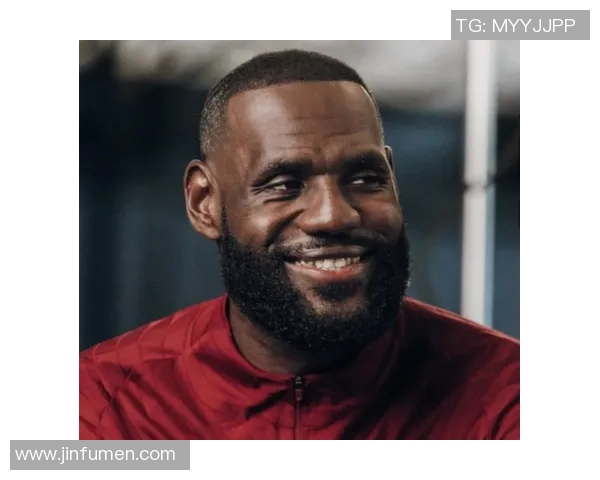 勒布朗与足球明星的友谊之路:跨界运动员的粉丝魅力揭秘 勒布朗与足球明星的友谊之路:跨界运动员的粉丝魅力揭秘