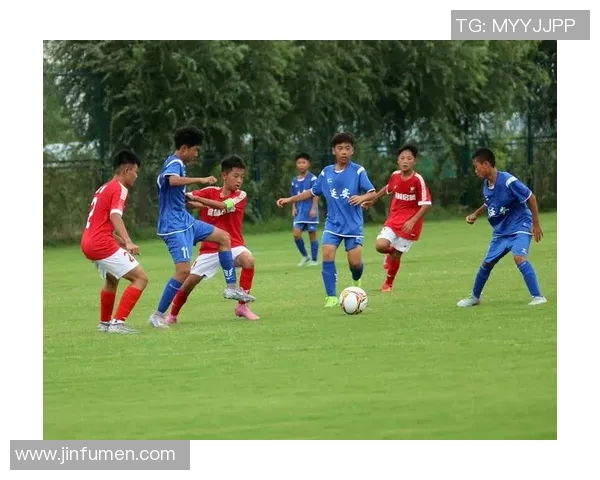 如何撰写精彩的足球赛事报道让读者感受到比赛的激情与紧张氛围